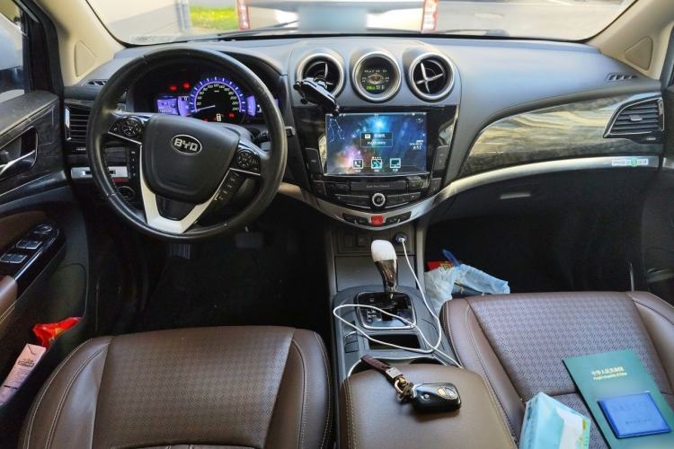 Used BYD S7 2016 2.0T Automatic Prestige Plus Center Console