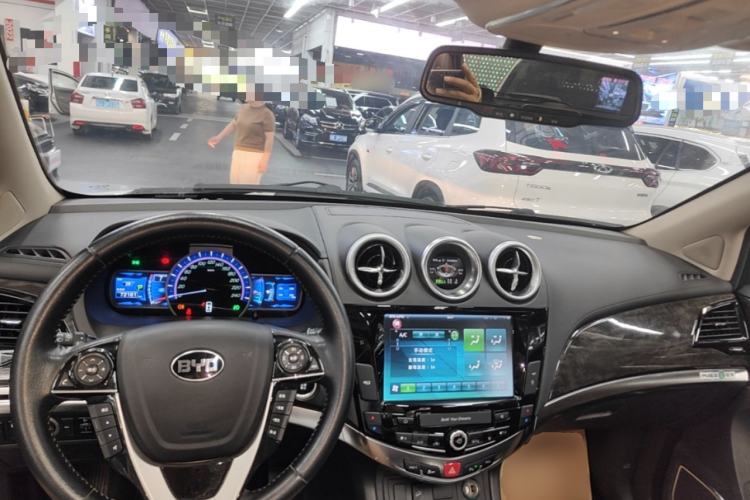 Used BYD S7 2016 2.0T Automatic Prestige Plus Center Console