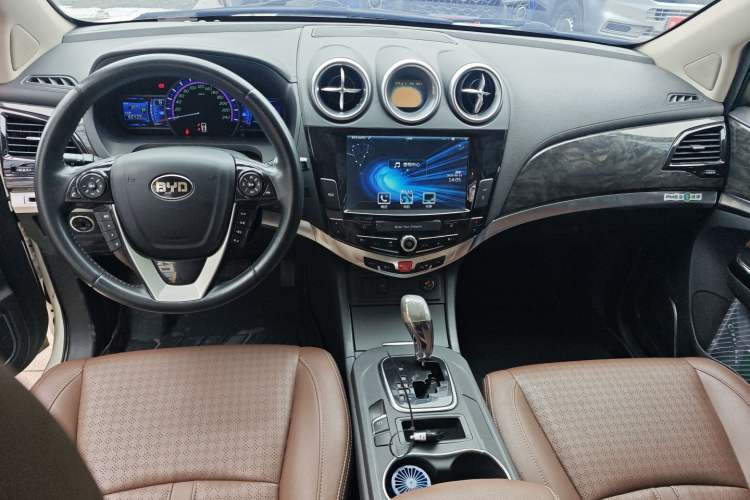 Used BYD S7 2016 2.0T Automatic Prestige Plus Center Console