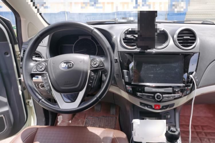 Used BYD S7 2016 1.5T Manual Luxury Edition Center Console