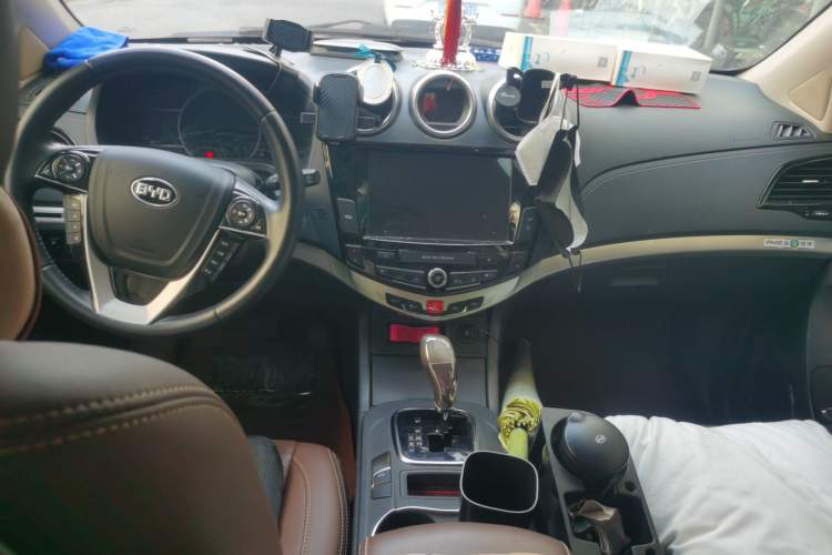 Used BYD S7 2016 2.0T Automatic Prestige Edition Center Console