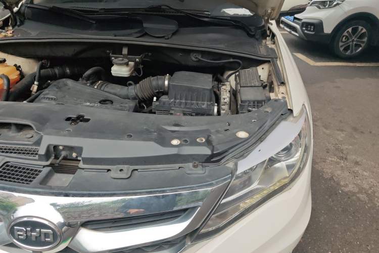 Used BYD S7 2016 2.0T Automatic Prestige Edition Engine Bay Left