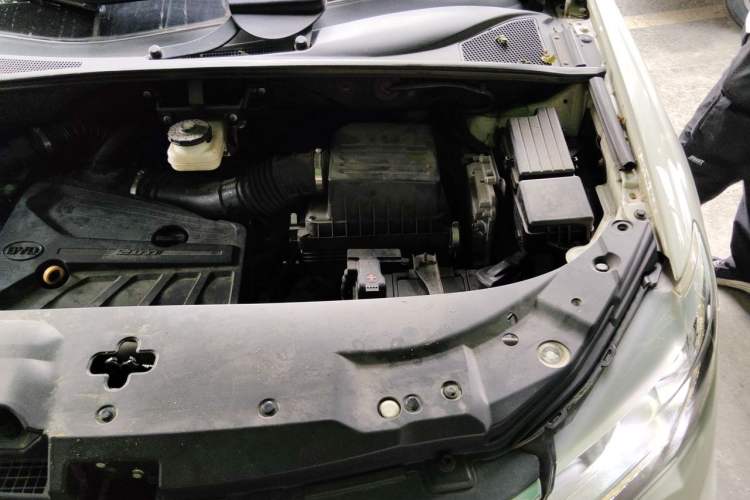 Used BYD S7 2016 2.0T Automatic Prestige Plus Engine Bay Left