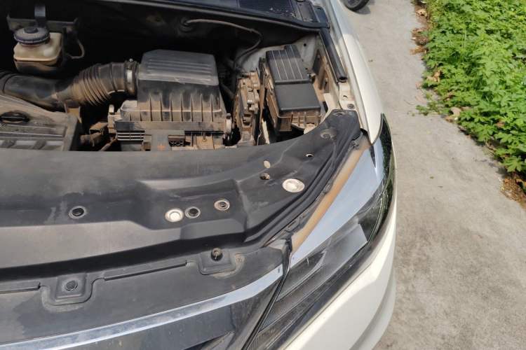 Used BYD S7 2016 2.0T Automatic Flagship Version Engine Bay Left