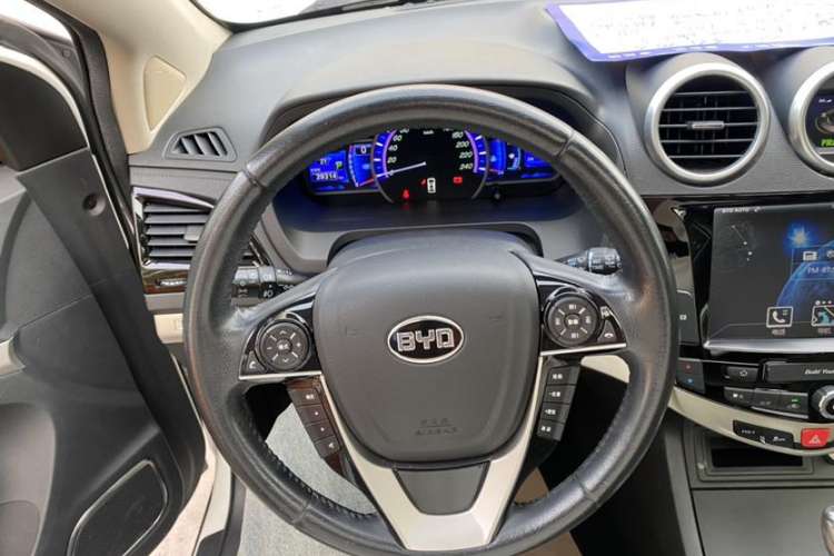 Used BYD S7 2016 2.0T Automatic Prestige Edition Interior 2