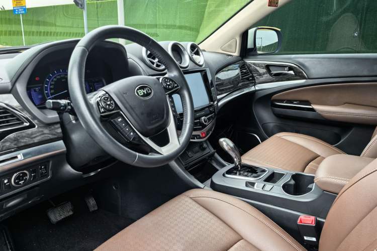 Used BYD S7 2016 2.0T Automatic Prestige Plus Interior 2