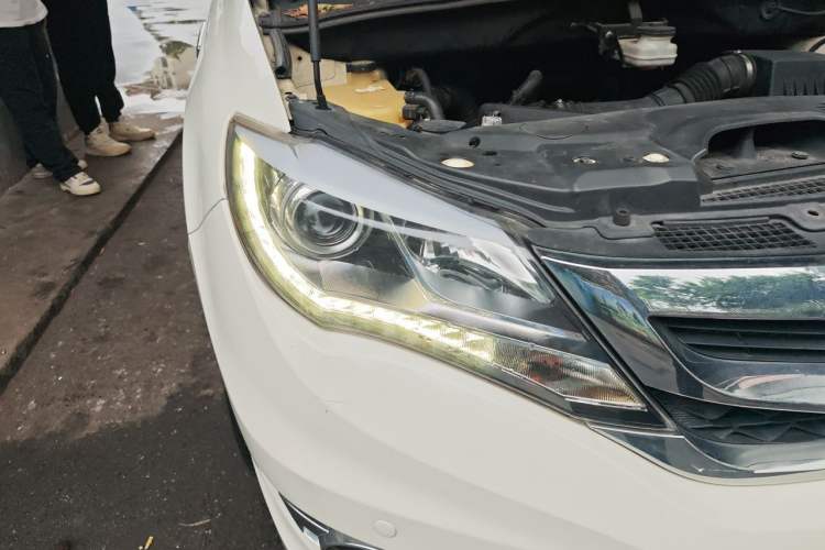 Used BYD S7 2016 2.0T Automatic Prestige Edition Right Front Headlight