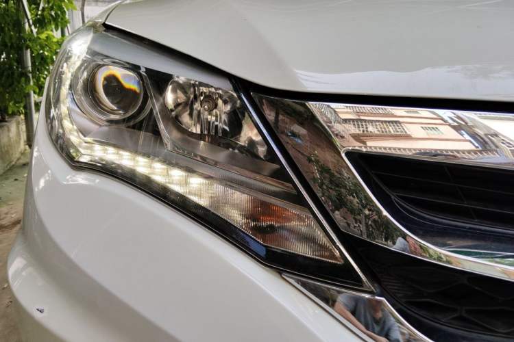 Used BYD S7 2016 2.0T Automatic Prestige Plus Right Front Headlight