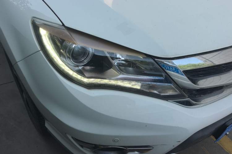 Used BYD S7 2016 2.0T Automatic Prestige Plus Right Front Headlight