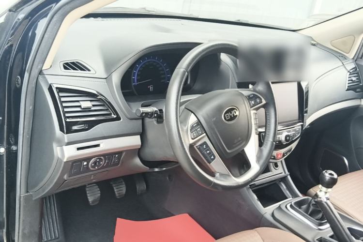 Used BYD S7 2017 1.5T Manual Luxury Model Center Console