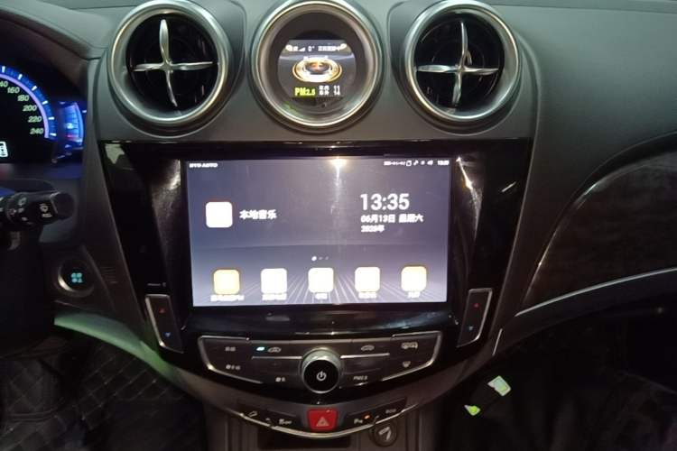 Used BYD S7 2017 2.0T Automatic Prestige Edition Audio And AC Panel