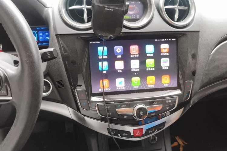 Used BYD S7 2017 2.0T Automatic Prestige Edition Audio And AC Panel