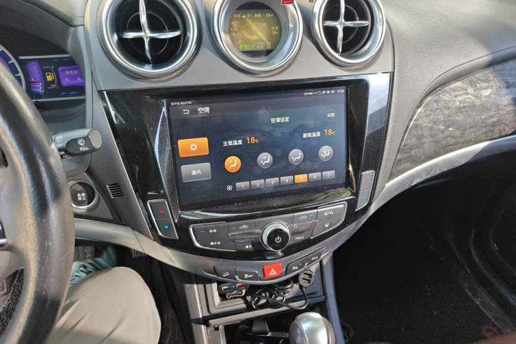 Used BYD S7 2017 2.0T Automatic Prestige Edition Audio And AC Panel