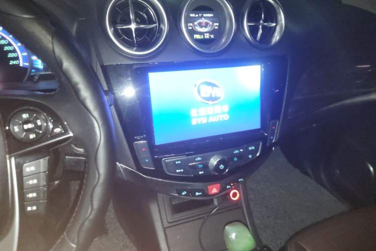 Used BYD S7 2017 2.0T Automatic Prestige Edition Audio And AC Panel