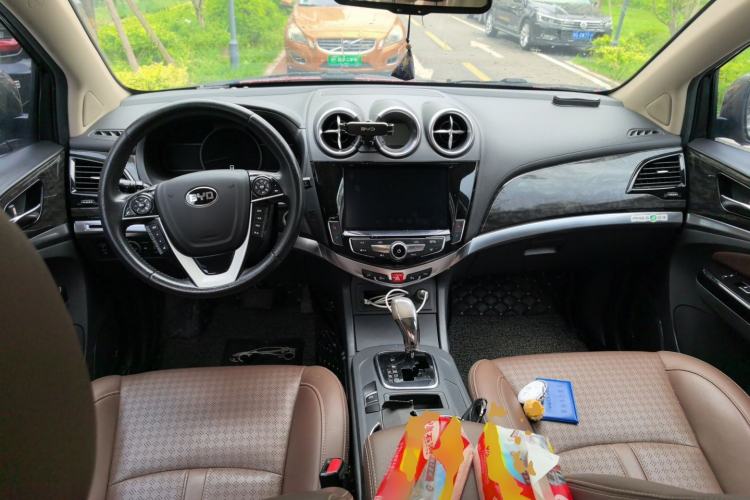 Used BYD S7 2017 2.0T Automatic Prestige Edition Center Console
