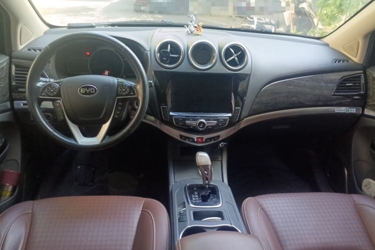 Used BYD S7 2017 2.0T Automatic Prestige Edition Center Console