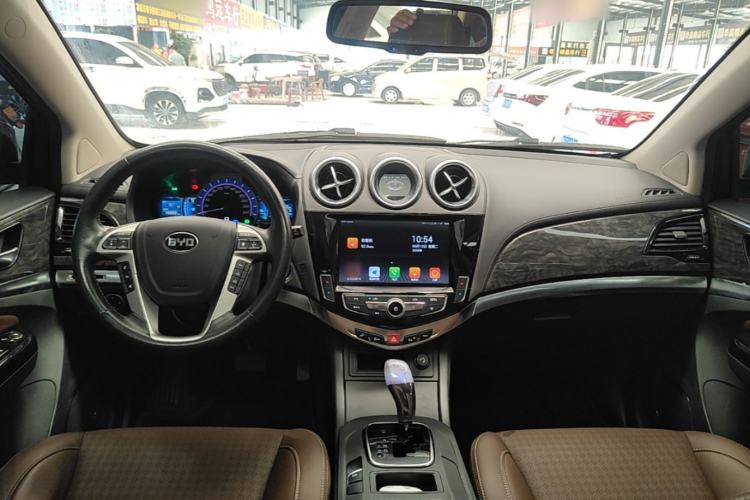 Used BYD S7 2017 2.0T Automatic Luxury Model Center Console