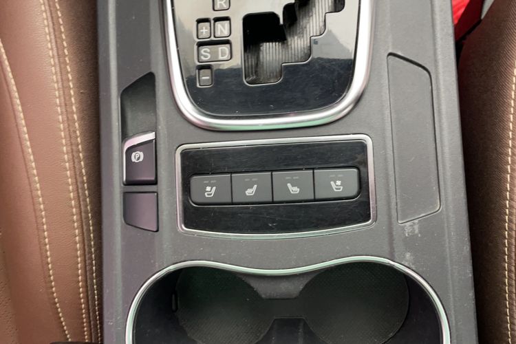 Used BYD S7 2017 2.0T Automatic Prestige Edition Interior 10
