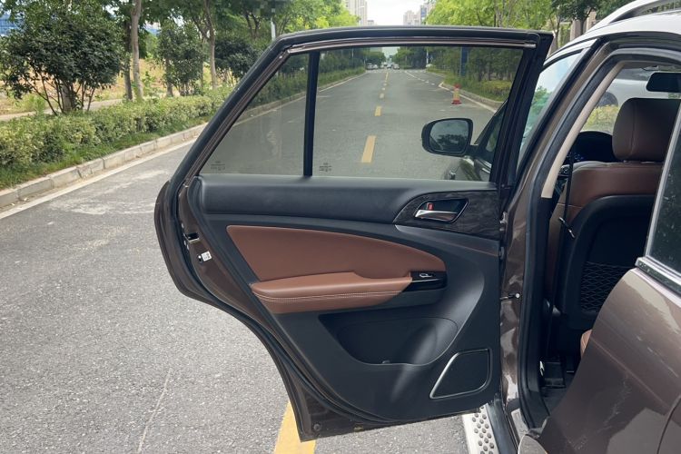 Used BYD S7 2017 2.0T Automatic Prestige Edition Interior 11