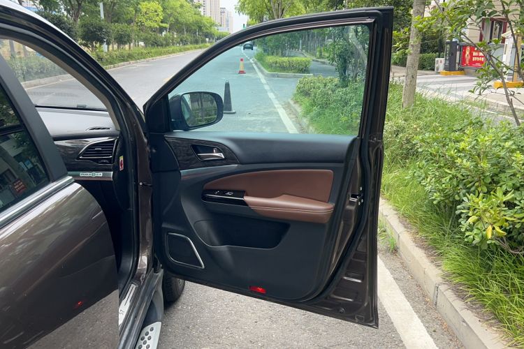 Used BYD S7 2017 2.0T Automatic Prestige Edition Interior 12