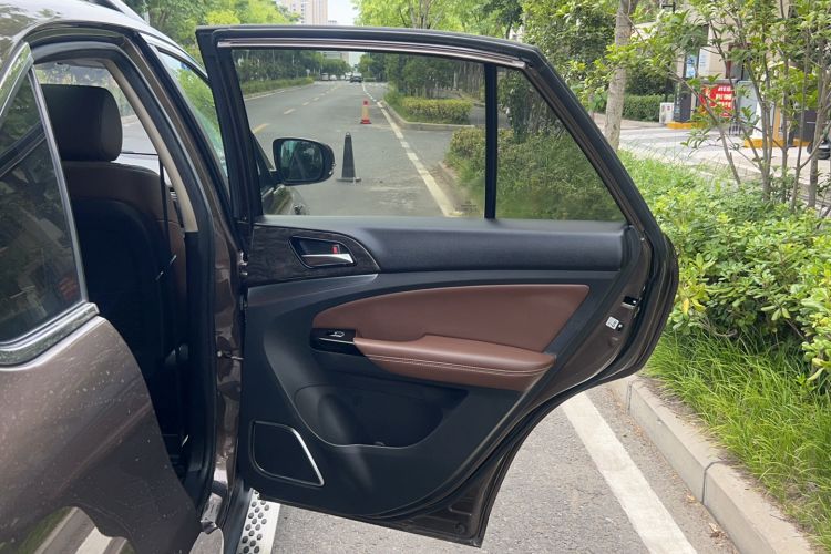 Used BYD S7 2017 2.0T Automatic Prestige Edition Interior 13