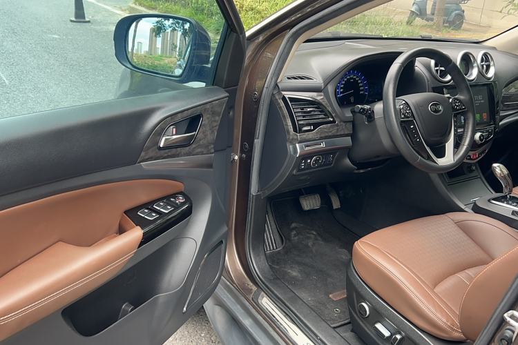 Used BYD S7 2017 2.0T Automatic Prestige Edition Interior 3