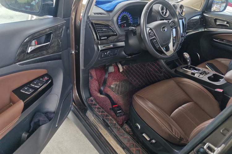 Used BYD S7 2017 2.0T Automatic Prestige Edition Interior 3