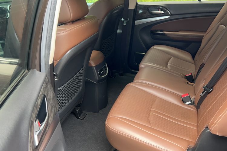 Used BYD S7 2017 2.0T Automatic Prestige Edition Interior 4