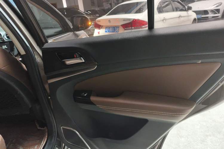 Used BYD S7 2017 2.0T Automatic Luxury Model Interior 6