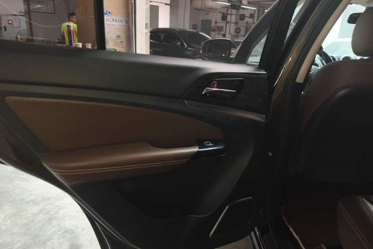 Used BYD S7 2017 2.0T Automatic Luxury Model Interior 8