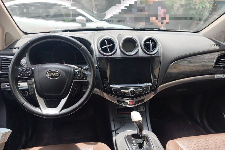 Used BYD S7 2017 2.0T Automatic Prestige Edition Center Console