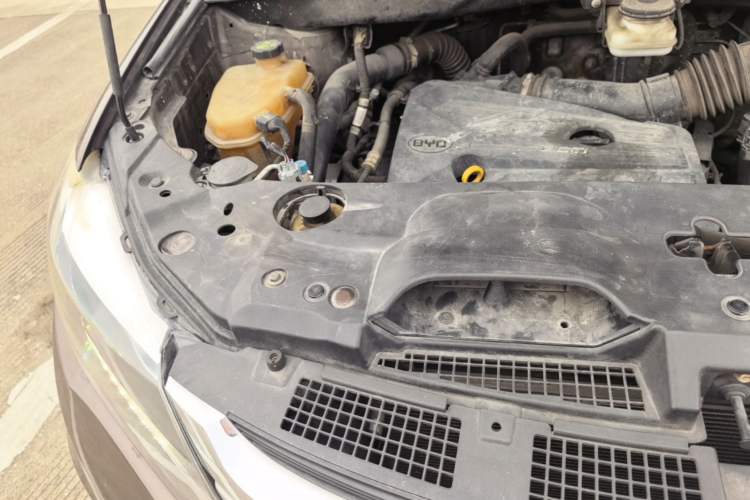 Used BYD S7 2017 2.0T Automatic Prestige Edition Engine Bay Right