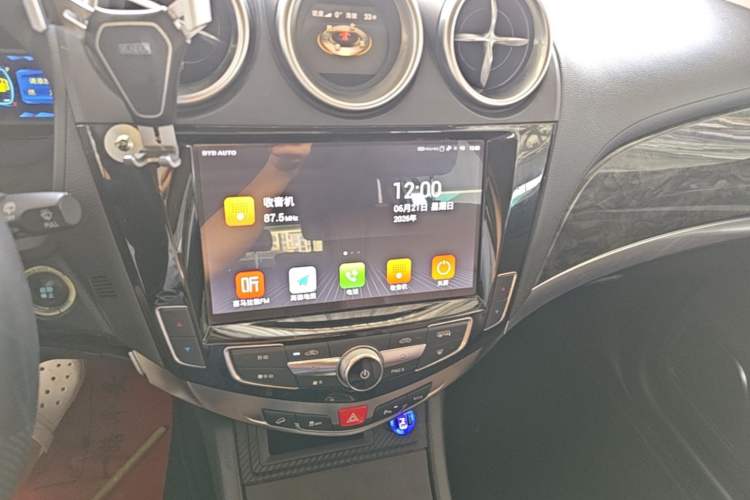Used BYD S7 2017 2.0T Automatic Prestige Edition Audio And AC Panel