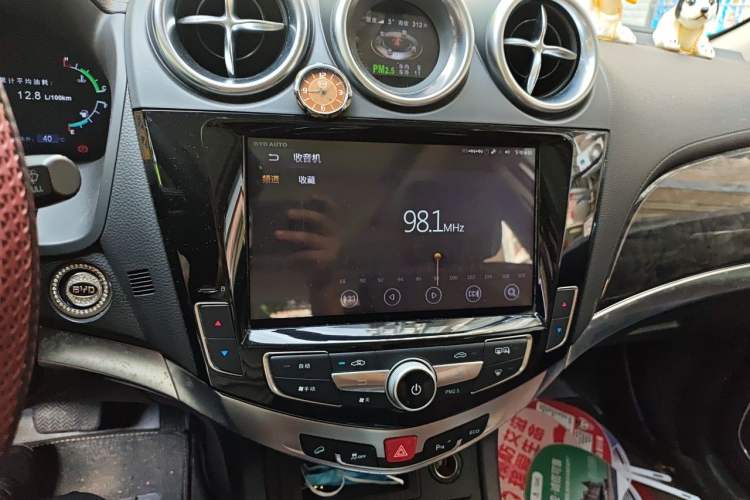 Used BYD S7 2017 2.0T Automatic Prestige Edition Audio And AC Panel