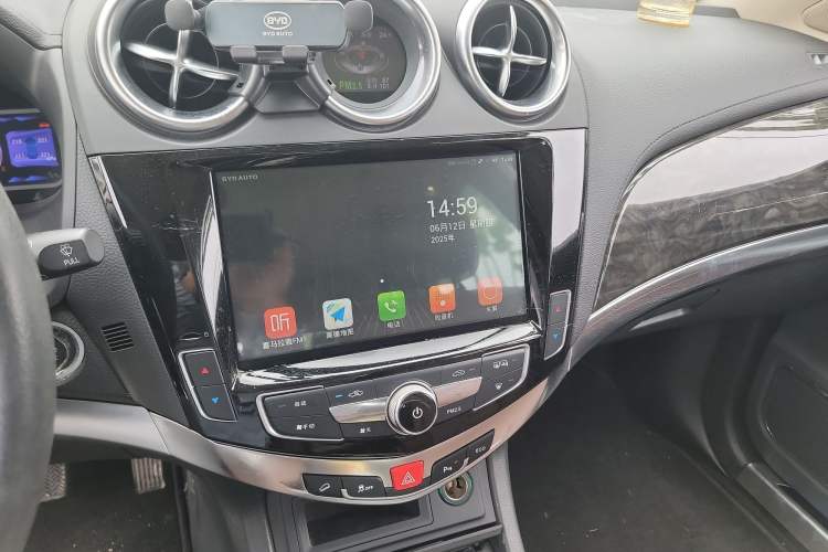 Used BYD S7 2017 2.0T Automatic Prestige Edition Audio And AC Panel