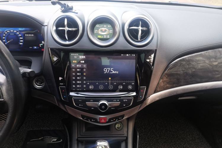 Used BYD S7 2017 2.0T Automatic Prestige Edition Audio And AC Panel