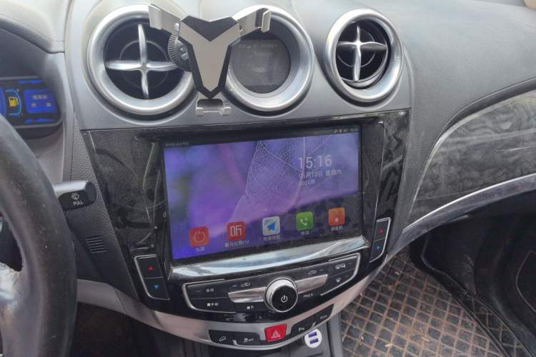 Used BYD S7 2017 2.0T Automatic Prestige Edition Audio And AC Panel