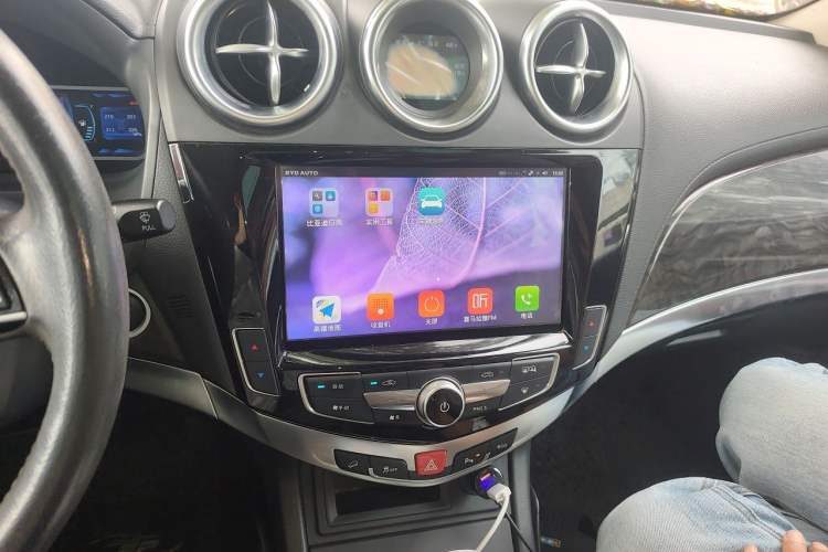 Used BYD S7 2017 2.0T Automatic Prestige Edition Audio And AC Panel