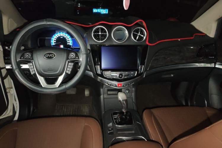 Used BYD S7 2017 2.0T Automatic Prestige Edition Center Console