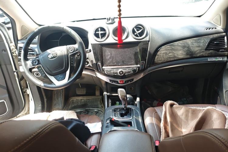Used BYD S7 2017 2.0T Automatic Prestige Edition Center Console