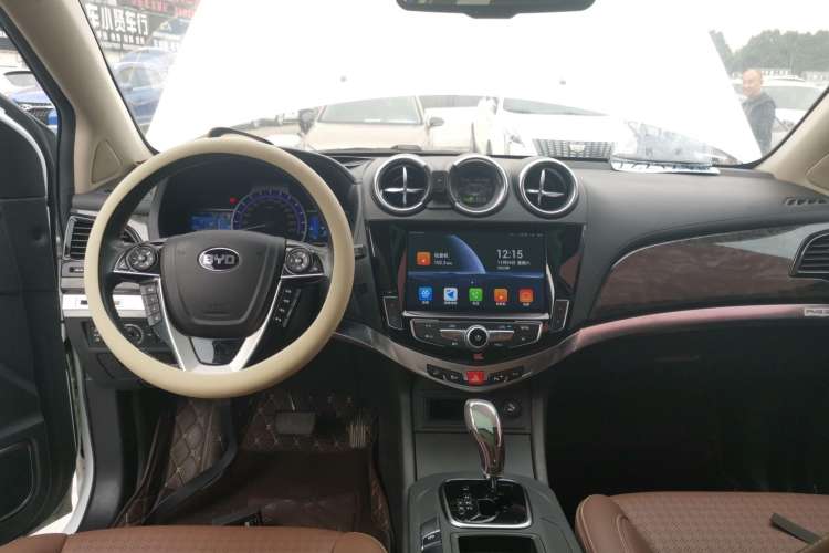 Used BYD S7 2017 2.0T Automatic Prestige Edition Center Console