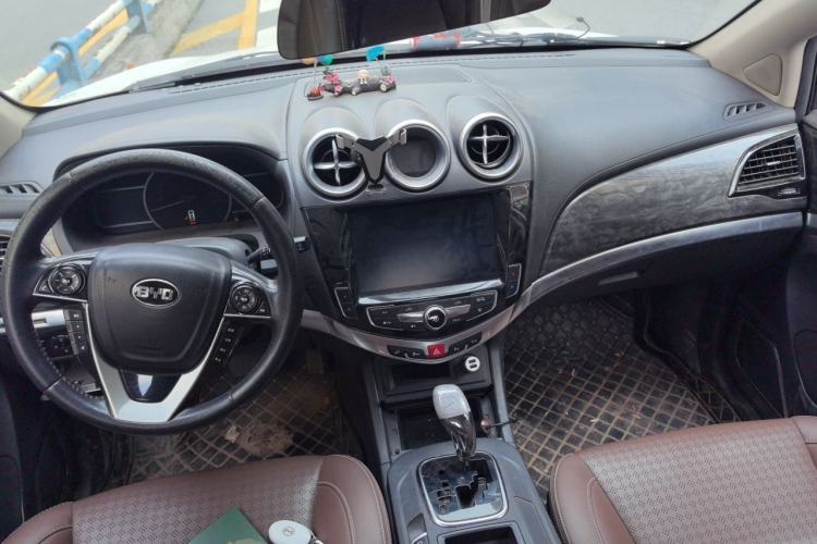 Used BYD S7 2017 2.0T Automatic Prestige Edition Center Console