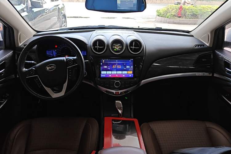 Used BYD S7 2017 2.0T Automatic Prestige Edition Center Console