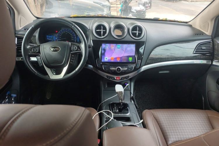 Used BYD S7 2017 2.0T Automatic Prestige Edition Center Console
