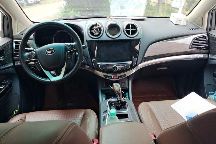 Used BYD S7 2017 2.0T Automatic Prestige Edition Center Console