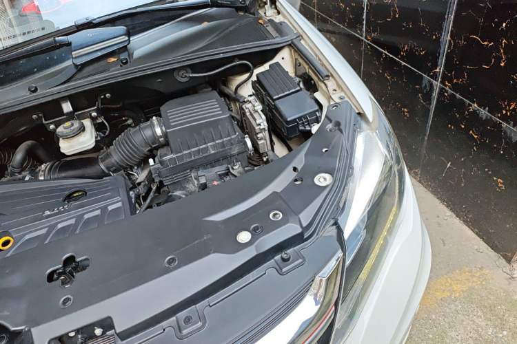 Used BYD S7 2017 2.0T Automatic Prestige Edition Engine Bay Left