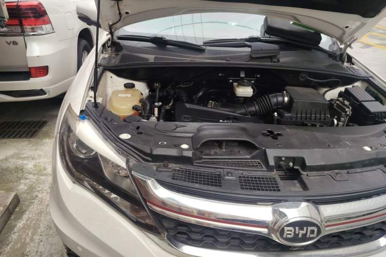 Used BYD S7 2017 2.0T Automatic Prestige Edition Engine Bay Right