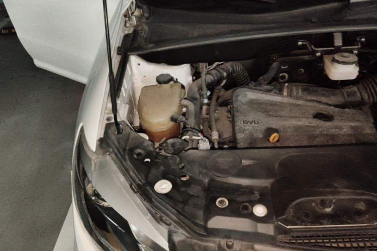 Used BYD S7 2017 2.0T Automatic Prestige Edition Engine Bay Right