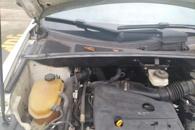 Used BYD S7 2017 2.0T Automatic Prestige Edition Engine Bay Right