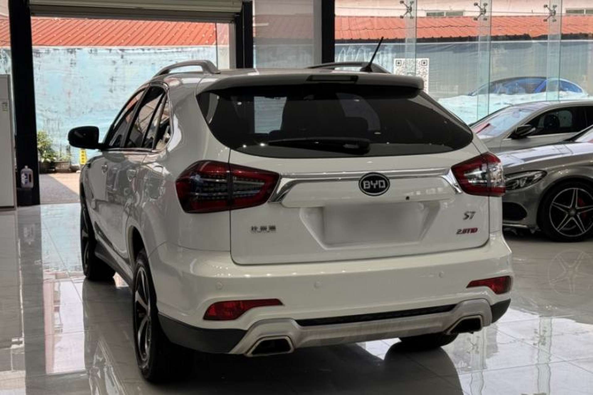 Used BYD S7 2017 2.0T Automatic Luxury Model Exterior 9